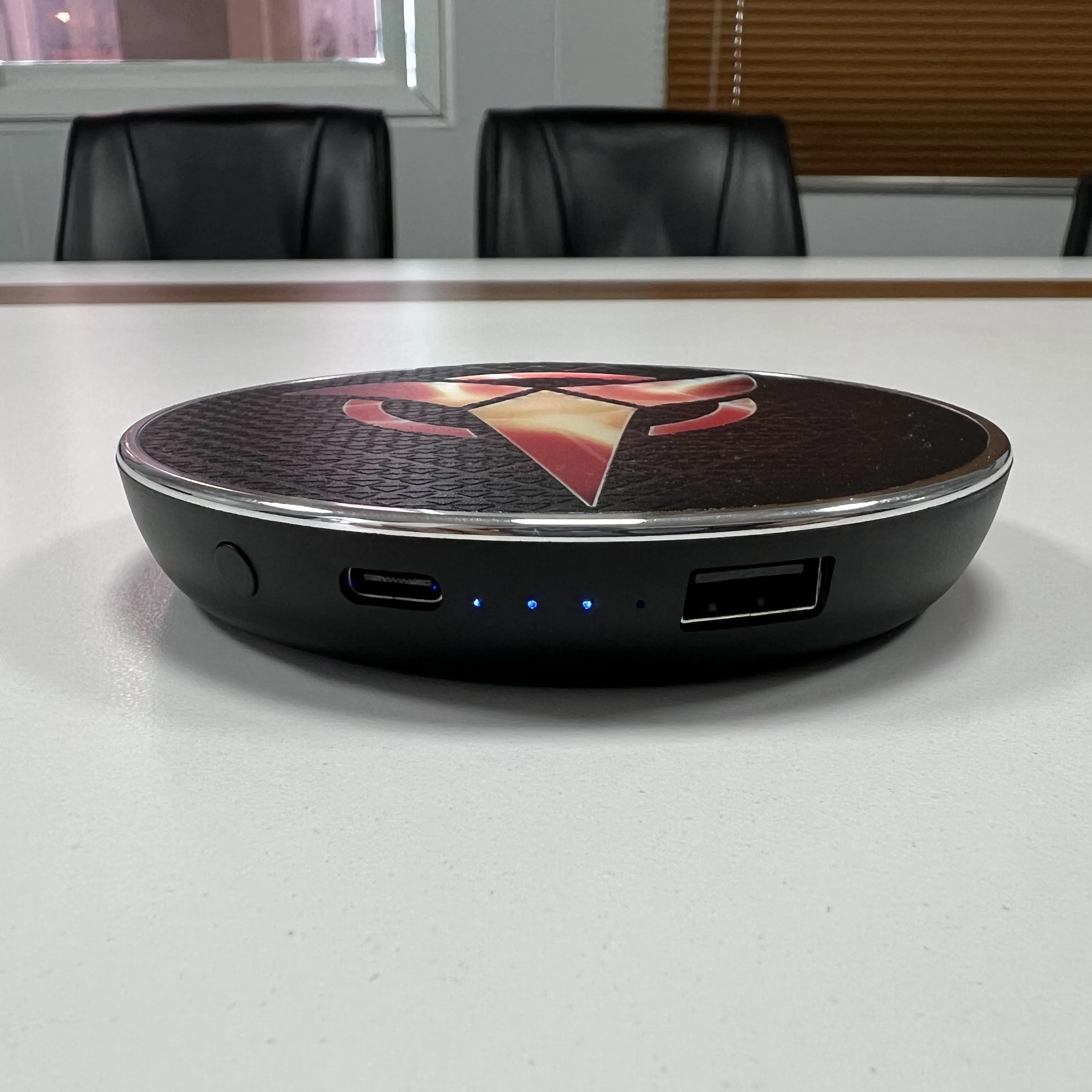 Star Trek Qi Wireless Charger With Illuminated Klingon Emblem & Built-In Power bank