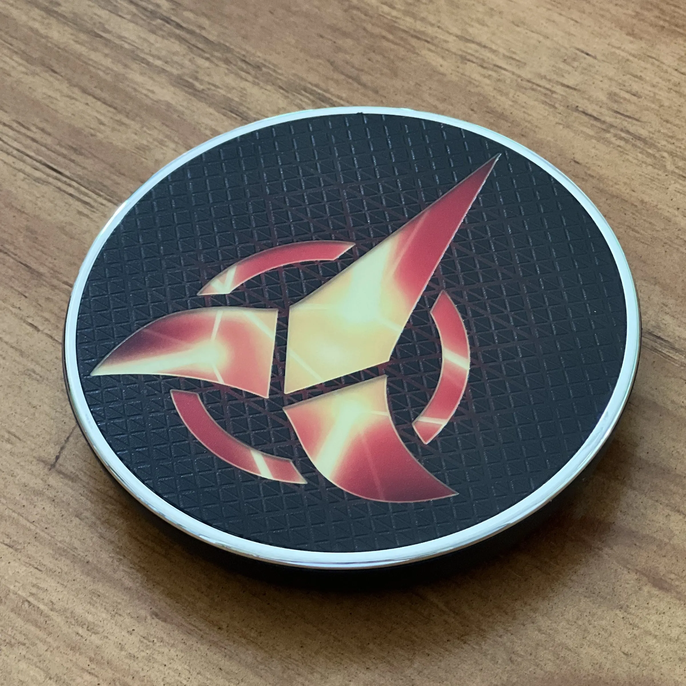 Star Trek Qi Wireless Charger With Illuminated Klingon Emblem & Built-In Power bank